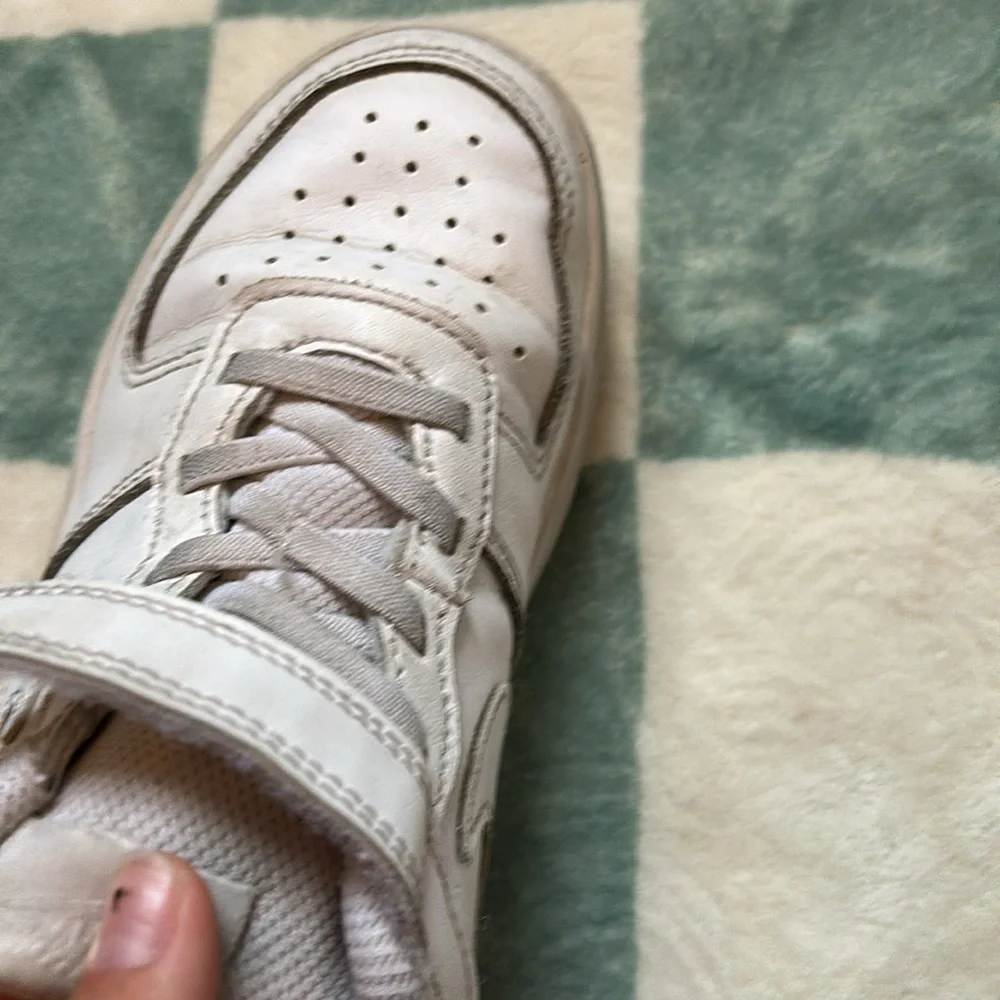 White youth Nike shoes. - Picture 9 of 11